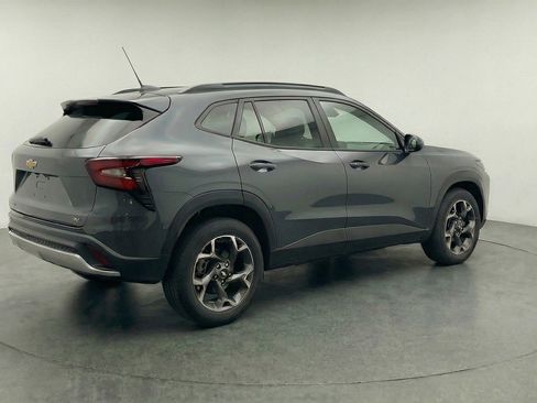 Used 2025 Chevrolet Trax LT FWD image 9