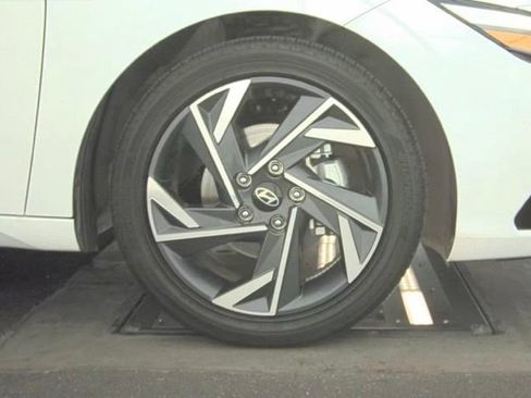 Certified 2025 Hyundai Elantra Limited FWD image 10