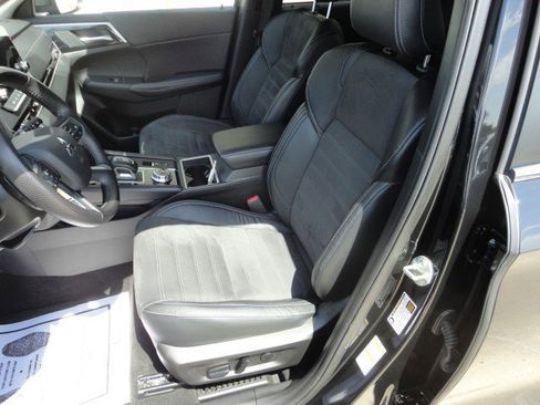 Used 2023 Mitsubishi Outlander SE image 4