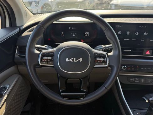 Certified 2025 Kia Carnival image 16