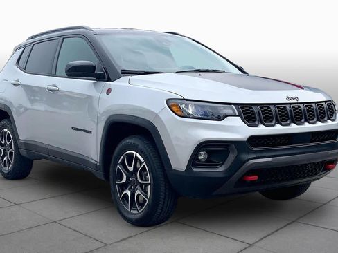 Used 2025 Jeep Compass Trailhawk w/ Trailer Tow Group AWD/4WD image 2