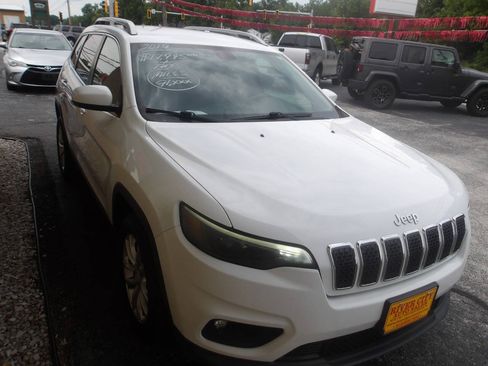 Used 2019 Jeep Cherokee Latitude w/ Cold Weather Group FWD image 1