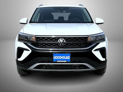 Used 2023 Volkswagen Taos SE w/ Panoramic Sunroof Package image 2