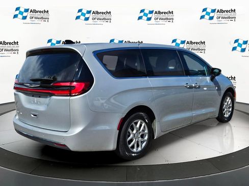 Used 2024 Chrysler Pacifica Touring-L FWD image 5