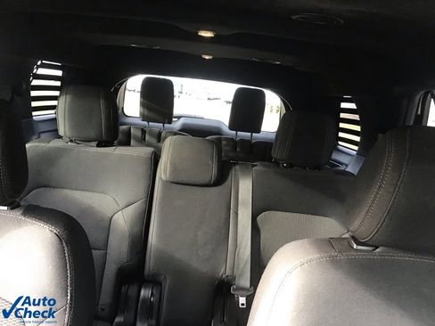 Used 2017 Ford Explorer XLT image 18