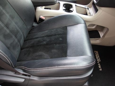 Used 2017 Dodge Grand Caravan SXT w/ Driver Convenience Group image 19