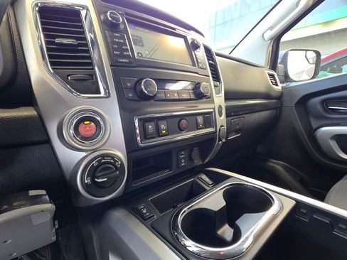 Used 2018 Nissan Titan SV w/ SV Convenience Package AWD/4WD image 18