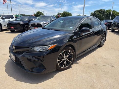 Used 2019 Toyota Camry SE FWD image 1