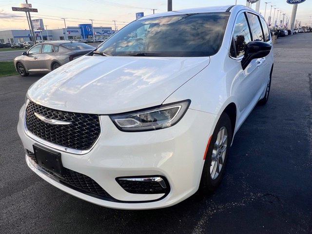 Used 2026 Chrysler Pacifica Select FWD image 1