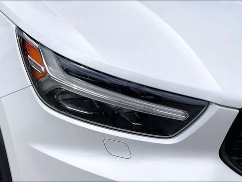 Used 2020 Volvo XC40 T4 R-Design FWD image 27