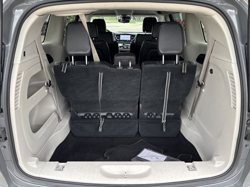 Used 2023 Chrysler Pacifica Touring-L FWD image 7