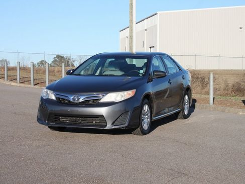 Used 2014 Toyota Camry LE image 2