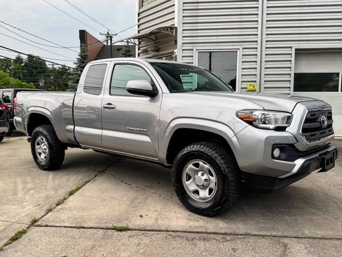 Used 2016 Toyota Tacoma SR5 w/ Towing Package AWD/4WD image 2
