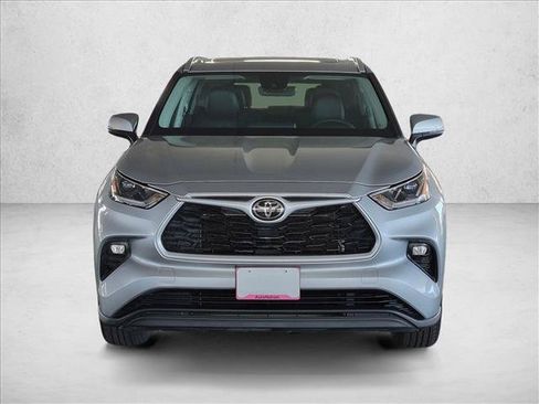 Used 2021 Toyota Highlander XLE AWD/4WD image 2