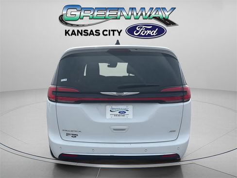 Used 2023 Chrysler Pacifica Touring-L image 6