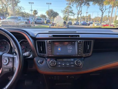 Used 2017 Toyota RAV4 SE image 9