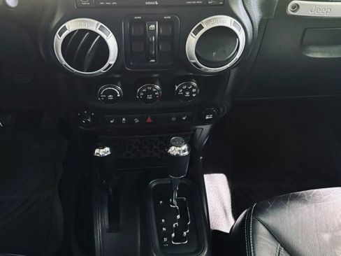 Used 2014 Jeep Wrangler Unlimited Sahara w/ Dual Top Group AWD/4WD image 19