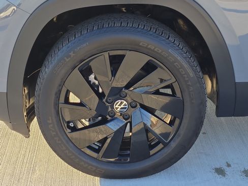 Used 2025 Volkswagen Atlas SE image 11