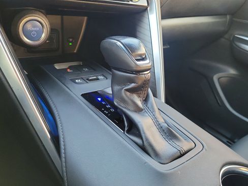 Used 2022 Toyota Venza XLE image 21