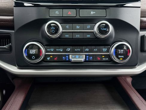 Used 2024 Ford Expedition Limited image 32