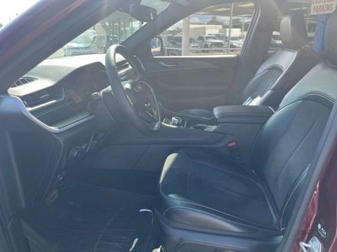 Used 2024 Jeep Grand Cherokee Altitude AWD/4WD image 2