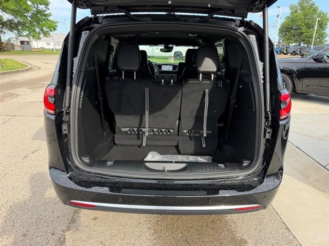 New 2027 Chrysler Pacifica Select FWD image 6