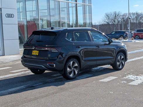 New 2026 Volkswagen Taos SE image 2