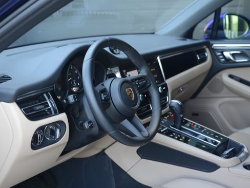 Certified 2026 Porsche Macan AWD/4WD image 4