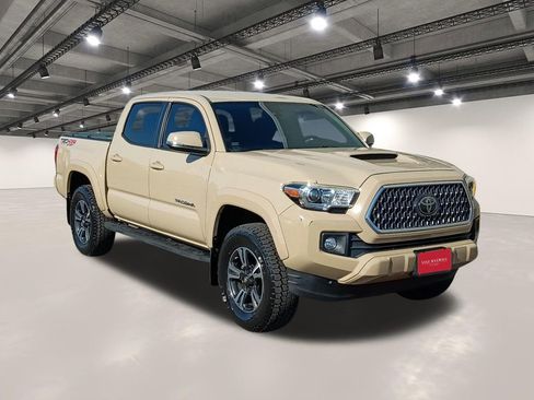 Used 2018 Toyota Tacoma TRD Sport AWD/4WD image 2