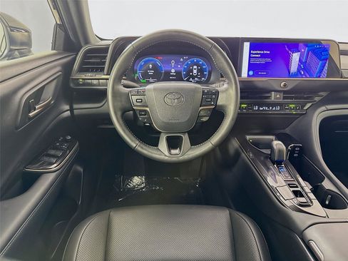 Used 2025 Toyota Crown AWD/4WD image 3