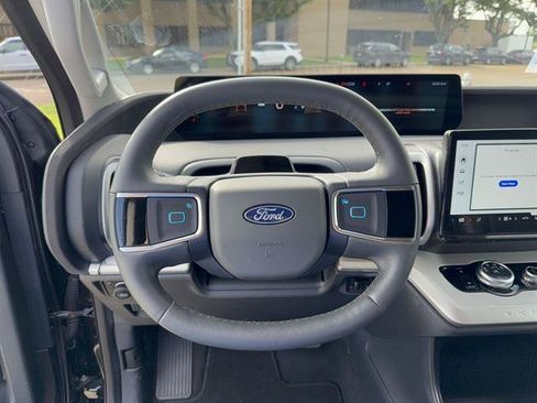 Used 2025 Ford Expedition Active AWD/4WD image 12