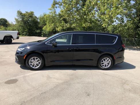 Certified 2024 Chrysler Pacifica Touring-L FWD image 3
