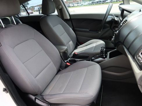 Used 2018 Kia Forte LX image 9