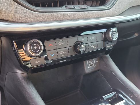 Used 2025 Jeep Compass Latitude image 22