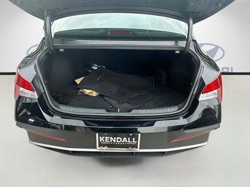 Used 2025 Hyundai Elantra SE FWD image 23