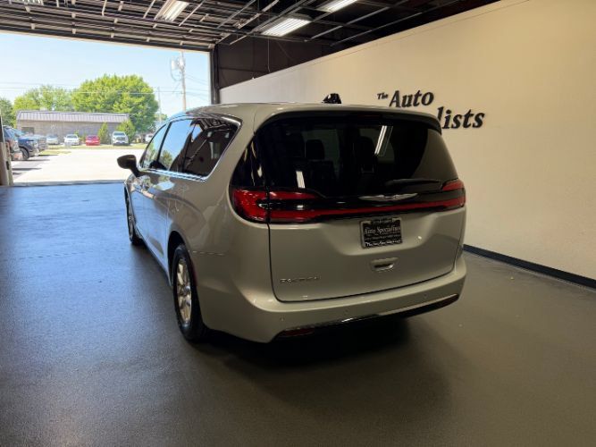 Used 2024 Chrysler Pacifica Touring-L FWD image 4