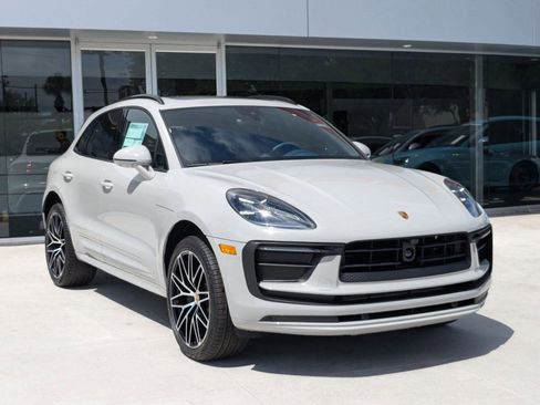 Certified 2025 Porsche Macan image 7