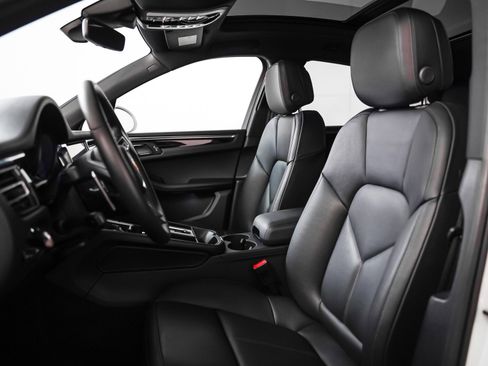 Used 2025 Porsche Macan image 5