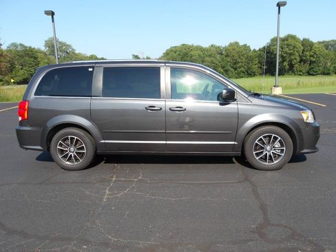 Used 2017 Dodge Grand Caravan SXT FWD image 2