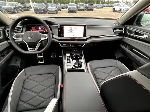 New 2026 Volkswagen Atlas Peak Edition image 3