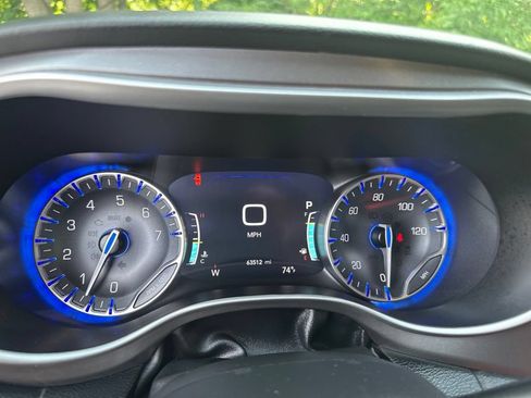 Used 2023 Chrysler Pacifica Touring-L FWD image 26