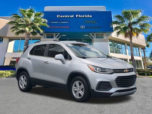 Used 2019 Chevrolet Trax LT w/ LT Convenience Package FWD image 2