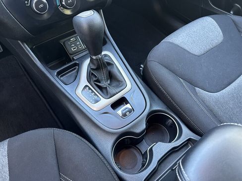 Used 2014 Jeep Cherokee Sport FWD image 32