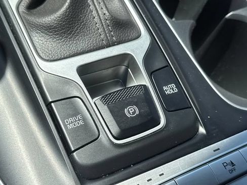 Used 2022 Kia Carnival LX FWD image 26
