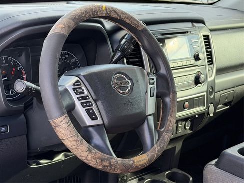 Used 2018 Nissan Titan S image 16