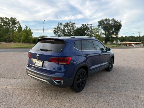 Used 2023 Volkswagen Taos SE w/ Panoramic Sunroof Package FWD image 5