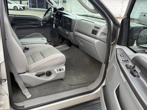 Used 2005 Ford Excursion XLT image 2