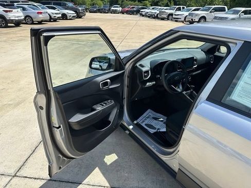 Used 2025 Hyundai Venue SE FWD image 12