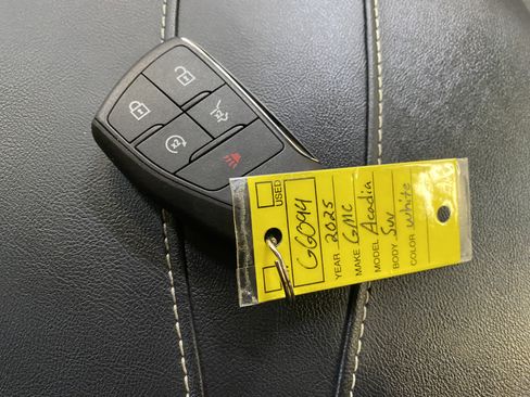 Used 2025 GMC Acadia Elevation image 55