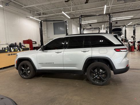 Used 2024 Jeep Grand Cherokee Limited w/ Luxury Tech Group II AWD/4WD image 3